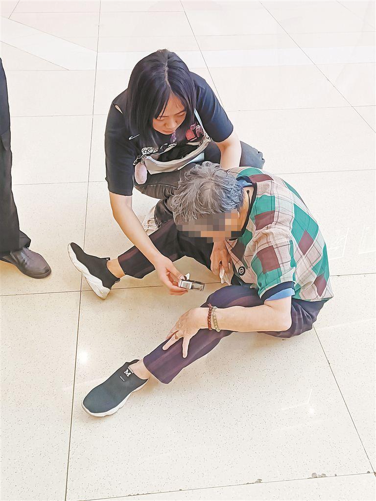 一位阿婆在商场摔倒 路过的海军卫生员第一时间上前帮忙
