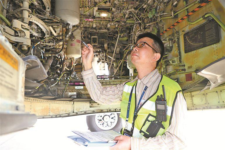 飞机维修工程师元旦假期坚守岗位 用细致检查护旅客安全