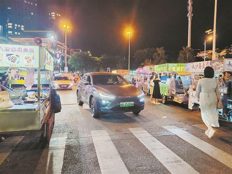 公交车场站前的道路摆满流动餐车