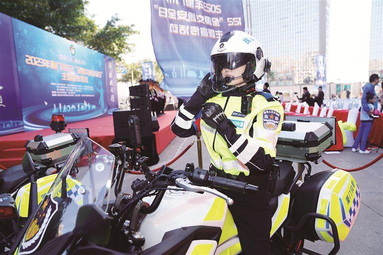 全国交通安全日活动举行 厦门交警女子骑警队亮相