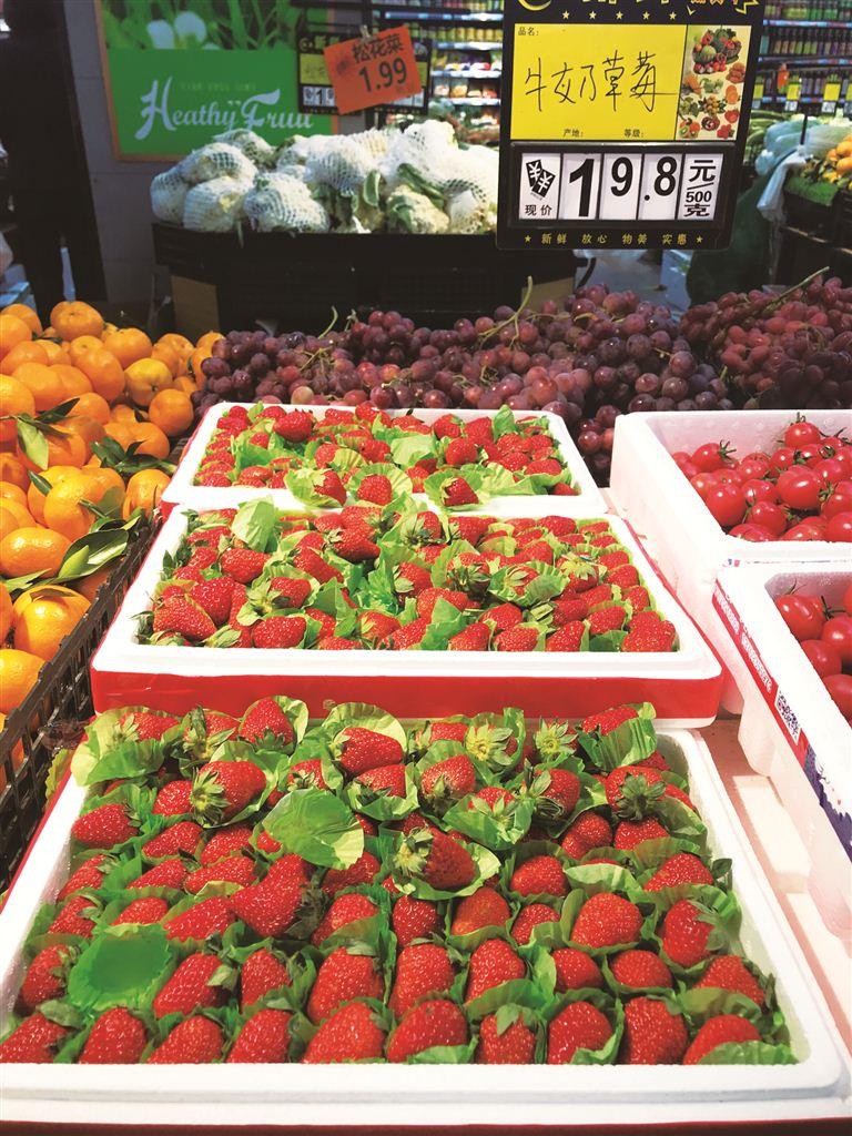 草莓C位亮相厦门水果市场 本地草莓采摘园陆续迎客